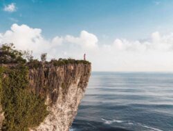 Karang Boma Cliff: Rahasia Ngopi di Atas Tebing yang Mengagumkan