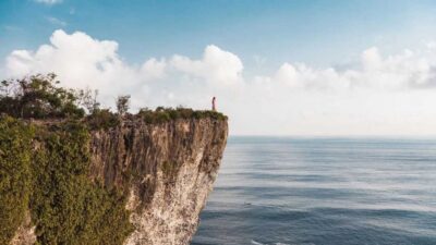 Karang Boma Cliff: Rahasia Ngopi di Atas Tebing yang Mengagumkan